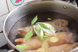 老左教你猪蹄最好吃的做法，香嫩脱骨，好吃无腥味，真解馋图片