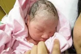 宝宝刚出生时有多丑？满月就能看到大变化，宝妈：幸亏当初没扔了图片