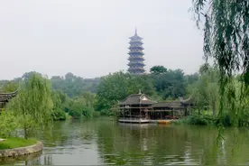 瘦西湖：以“瘦”著称，保持了自己的清秀丽质而独领风骚图片