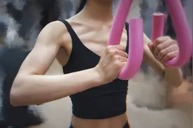 赵丽颖罕见晒健身照秀肱二头肌，粉丝大呼似“金刚芭比”图片