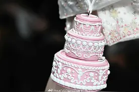 钞票、蛋糕身上穿，泰迪小熊趣味多，MOSCHINO为啥每次都这么逗？图片