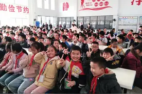 寒门学子父母双亡，“全国自强模范”伸出援手图片