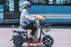 济南头盔市场：百元内抢光，六七十元的普遍一砸就碎，有小区出现“偷盔贼”图片