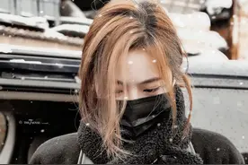 许佳琪私服来了，迎着雪花穿着呢子大衣，戴着口罩也挡不住她的美图片