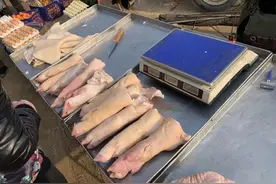 买猪蹄，切记“前蹄”和“后蹄”差别很大，买错难吃还浪费钱图片