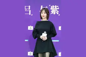 杨紫真长成大姑娘了，穿小黑裙下摆“前短后长”，长腿纤细真讨喜图片