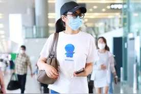 闫妮带火了“校服裤”，舒适百搭还减龄，40+真该试一试图片