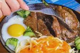 吃牛排，别把盘中的煎蛋直接吃掉，不然会被人笑话，教你正确吃法图片