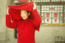 婚礼上，一对新人拜天地，一个十岁男孩竟对新娘说：你是俺的新娘图片