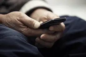 请给5G时代的2G老人多一些关爱图片