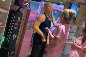 黑龙江：洗浴中心俩女子和解压发泄机器人较上劲，朋友拉都拉不走图片