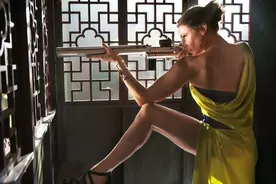 气场两米八！被誉为“瑞典之光”，她是唯一梅开二度的碟女郎图片