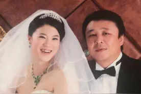 郭斌对王楠不离不弃，在病房撒下花瓣雨，威海买条海鲜街当礼物图片