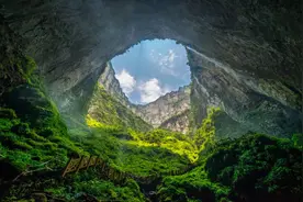 云南发现神秘天坑村，120米深的大坑中，藏着8户人家32口人图片