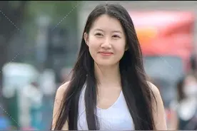 清新减龄的夏日穿搭，少不了收腰短衫+牛仔裤的组合，时尚显气质图片