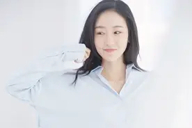 许潇晗家居私服照，身穿浅色衬衣搭配休闲裤，长发披肩，甜笑可人图片