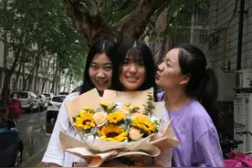 相处12年的闺蜜在郑州高考，女孩特意从深圳赶回，在考场门口“秘密”等候图片