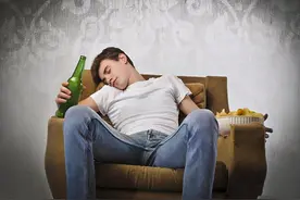 52万对夫妻调查结果：备孕期丈夫饮酒，宝宝出生后很可能有缺陷图片