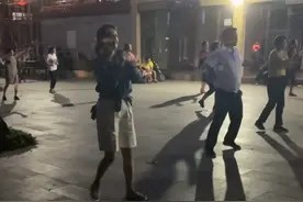 42岁央视主持张蕾跳广场舞，穿人字拖露小鸟腿，却没男路人会扭图片