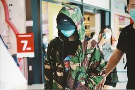 王一博520飞上海录《街舞》，穿厚外套全程低头，膝盖受伤惹人疼图片