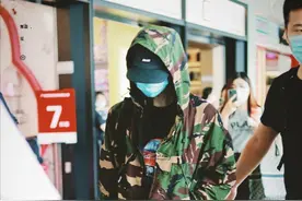 王一博520飞上海录《街舞》，穿厚外套全程低头，膝盖受伤惹人疼图片