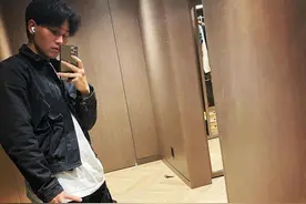 还记得陈坤儿子陈尊佑吗？他都有女朋友了？图片