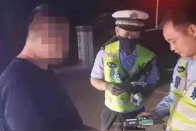 江苏徐州：刺激！酒驾还堵住了交警队的大门图片