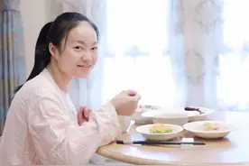 宝妈坐月子太邋遢，30天吃喝拉撒全在床上，丈夫：这味道有点上头图片