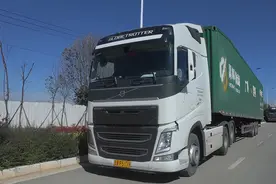 俩兄弟合资100万重卡，自己当专职司机拉货，跑一趟能赚2000元图片