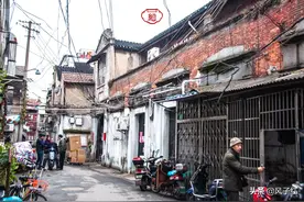 上海弄堂老房子怎么办？周围房价十几万一平米，弄堂里的又破又小图片