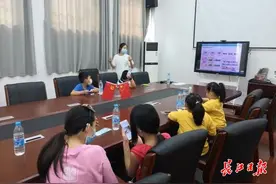 “00后”大学生把《洗手歌》改编成英文版，送给即将开学的小朋友图片