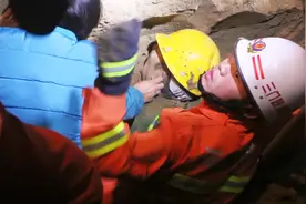 三门峡一工地塌方，工人全身被埋只露头顶！消防员徒手扒土救人视频封面