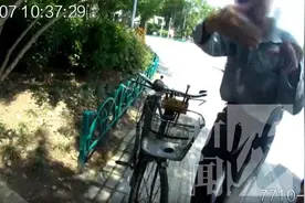 独吃自己人？上海一外卖小哥偷了别人的配菜，被盯上后还拒捕！图片