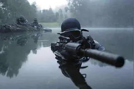 电影里是骗人的？士兵在战斗中跳入水里，真的就能躲避子弹吗？图片