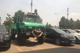 山东遇奔驰乌尼莫克农用运输车，绿色车牌，有拖拉机证就能开图片