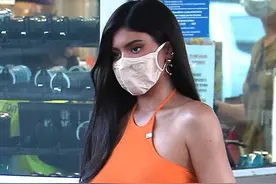 “金小妹”惊艳加油站，穿挂脖裙展身姿玲珑，比金·卡戴珊有优势图片