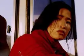 女司机被欺辱，全车乘客视而不见，《车四十四》揭露了人性的冷漠图片