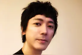 50岁歌手信疑曝新恋情，和妙龄女手牵手回家过夜，一路紧贴不避嫌图片