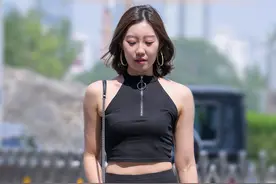 黑色紧身衣加五分健美裤，搭配彩色运动鞋，运动装展现青春气息图片
