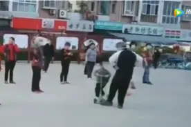 广场舞老人故意绊倒小孩引关注，79岁老太已委托儿女道歉，律师：老人或涉嫌故意伤害图片