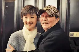 冯小刚娇妻徐帆回娘家，与男友人热聊心情佳，53岁冻龄似少女图片