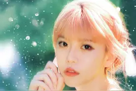 周淑怡微博晒写真照，网友：都到这个位置了就一点起伏都没有？图片