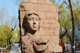 赖宁已牺牲33年，如今救火事迹却从教科书上删除，这是为何？图片