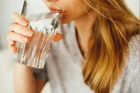 盐水、蜂蜜水、白开水…晨起第一杯水，原来有这么多的讲究图片