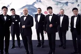 名导齐聚！张艺谋稳坐c位气场强，邓超陈思诚站边角姿势太好笑图片