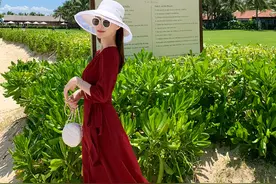 美女海边的性感热舞，身材迷人，不怕给老公看到吗？图片
