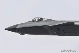 优秀的歼-11飞行员，只因身高超过1.8米，就无缘歼-20了图片