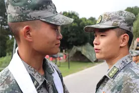 泪别驻训场，驻地群众为退伍老兵送行图片