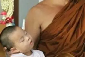 泰国3岁小男孩在寺庙当小沙弥，动不动就趴师傅怀里睡着的他好萌图片