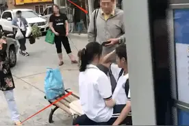 两名学生公交旁"搂搂抱抱"，被路人大叔批评教育，网友：骂得好图片